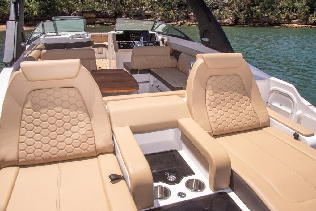 Sea Ray SDX 290 on the water